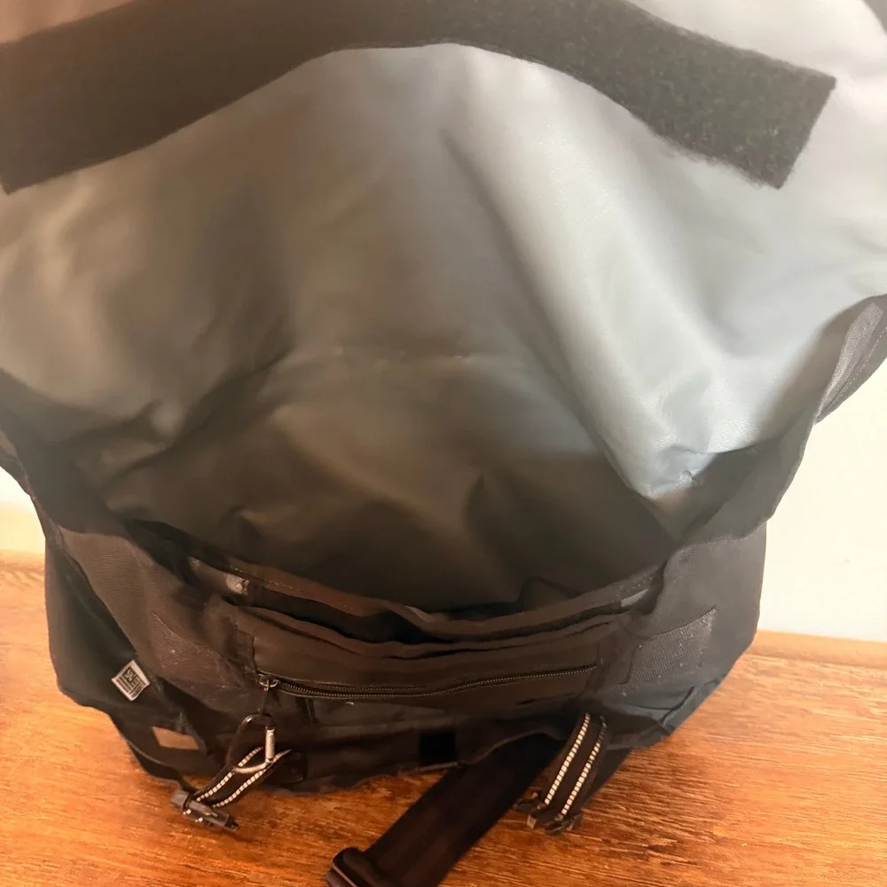 Chrome Citizens Messenger Seatbelt Buckle Bag Black Large Weatherproof Y2K